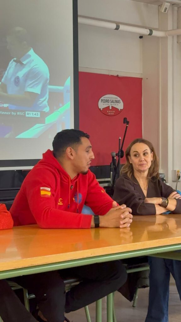 Ayoub Ghadfa imparte una clase magistral en el IES Pedro Salinas