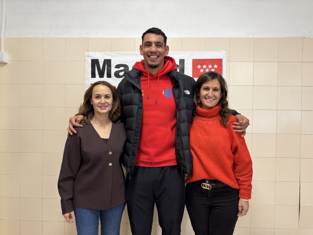 Ayoub Ghadfa imparte una clase magistral en el IES Pedro Salinas con Elena y Laura de la Fundación Madrid por el Deporte