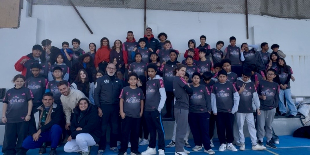 Foto de grupo de Ayoub Ghadfa tras impartir una clase magistral en el IES Pedro Salinas con Elena y Laura de la Fundación Madrid por el Deporte