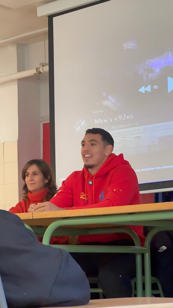 Ayoub Ghadfa imparte una clase magistral en el IES Pedro Salinas